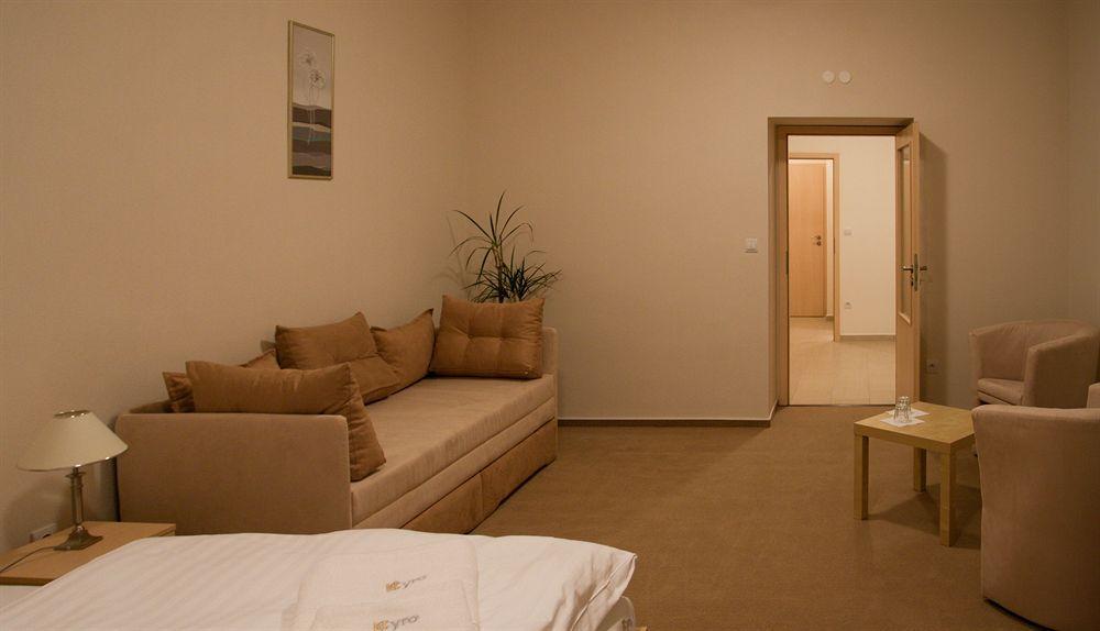 Hotel Cyro Брно Экстерьер фото
