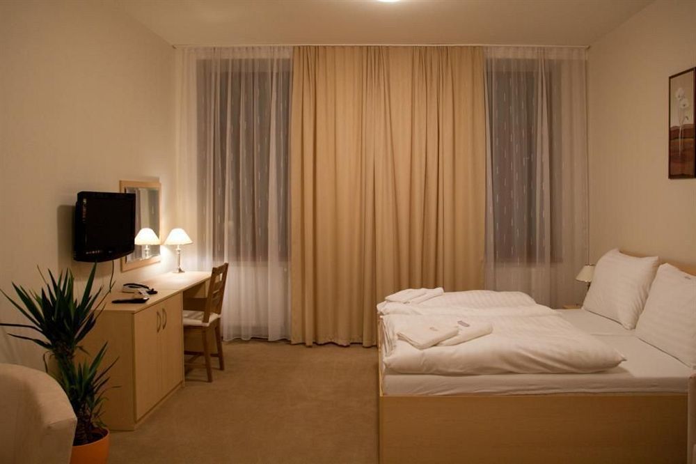 Hotel Cyro Брно Экстерьер фото