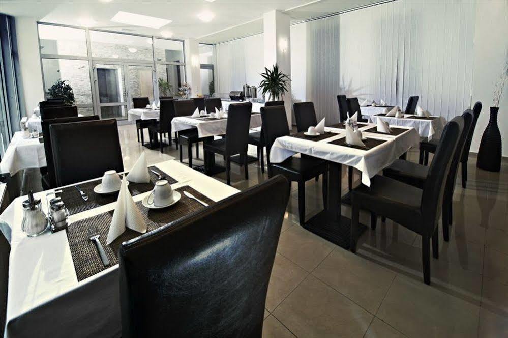 Hotel Cyro Брно Экстерьер фото