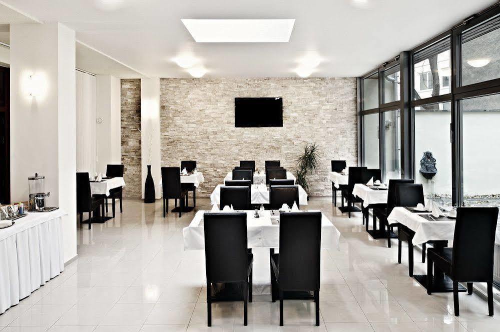 Hotel Cyro Брно Экстерьер фото