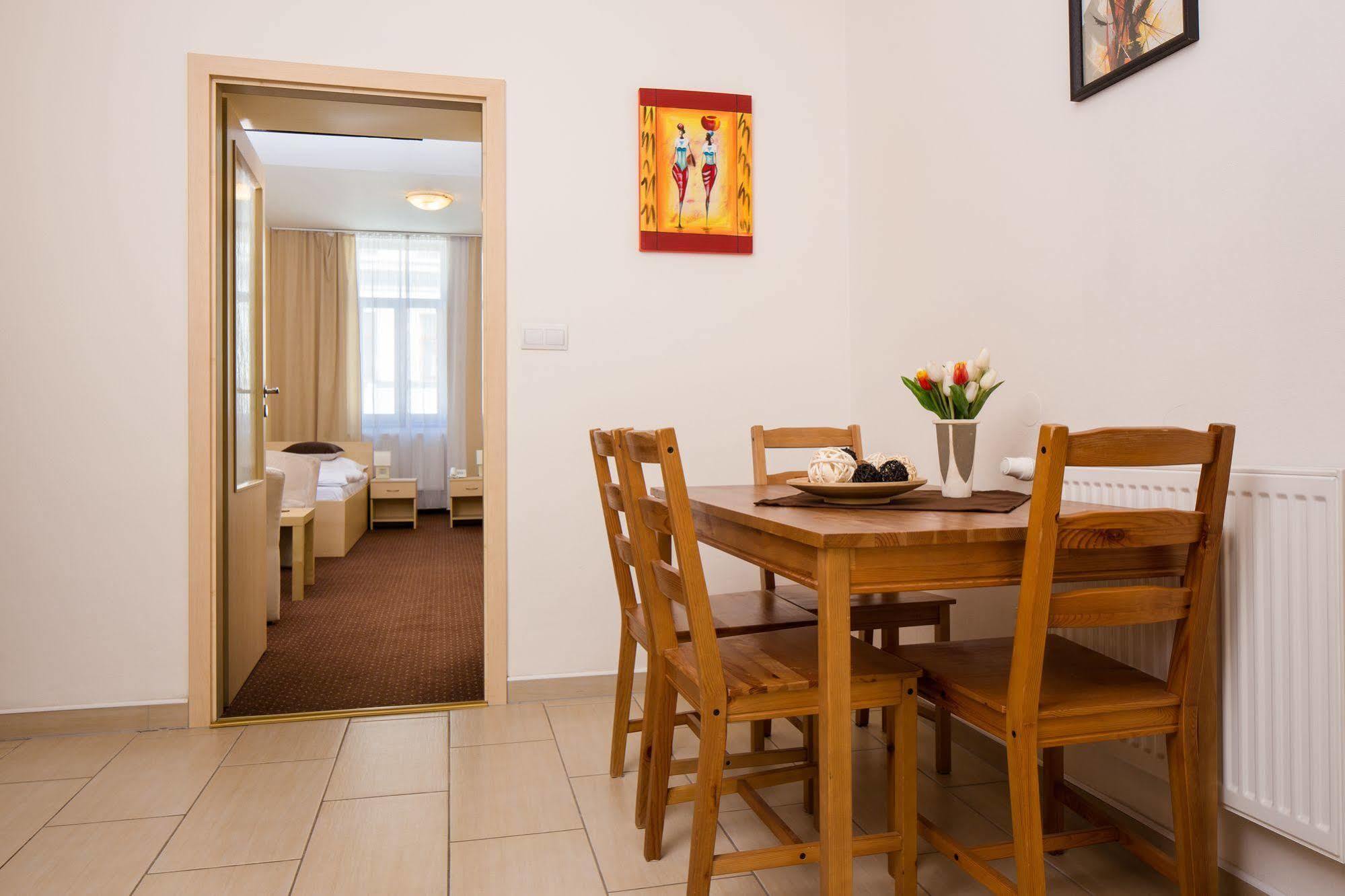 Hotel Cyro Брно Экстерьер фото